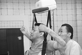 歩行困難者向け空中リハビリトレーニング